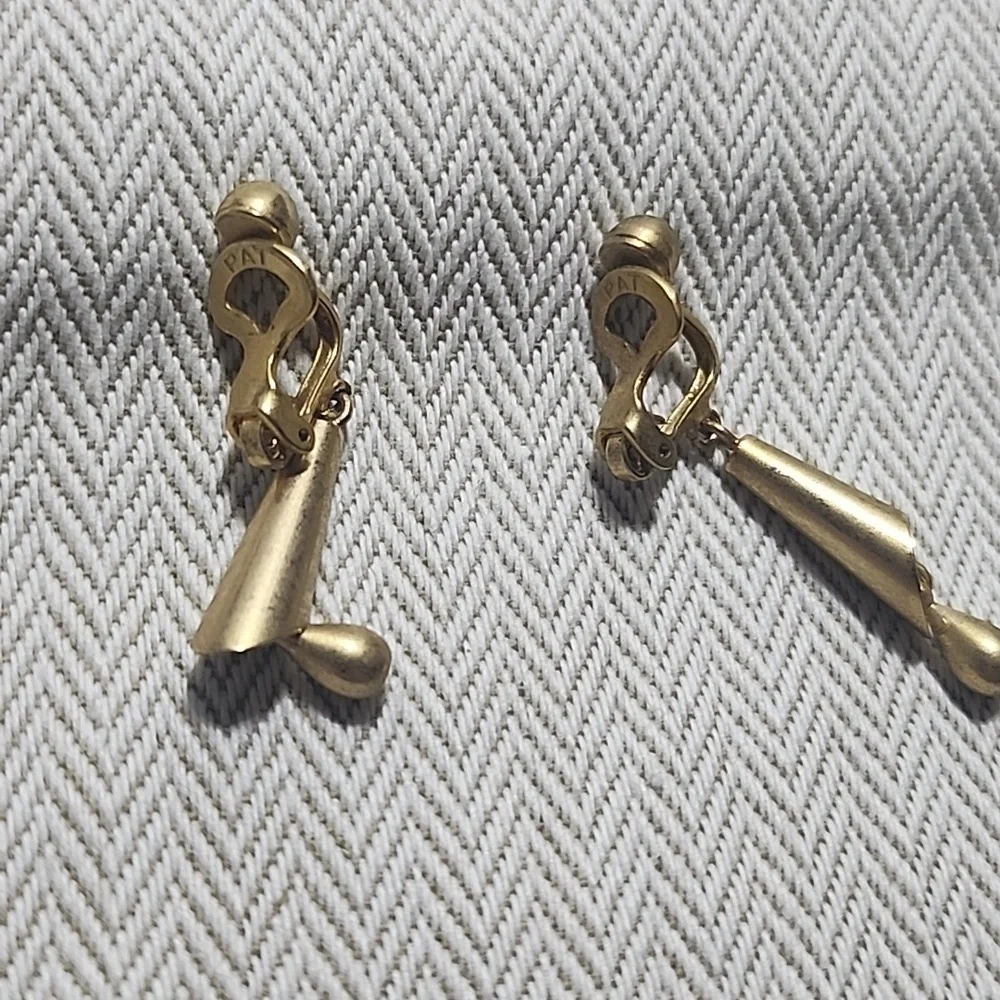 PAT CLIP ON EARRINGS GOLD TONE 22K VINTAGE - Picture 3 of 5